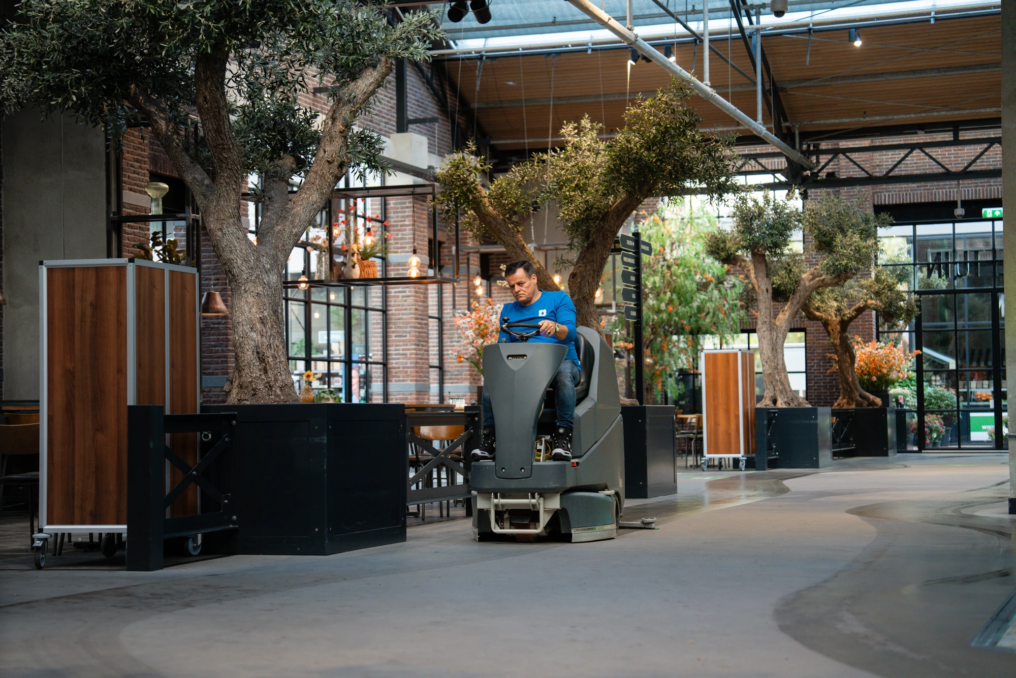 Schrobmachine in een winkel met planten