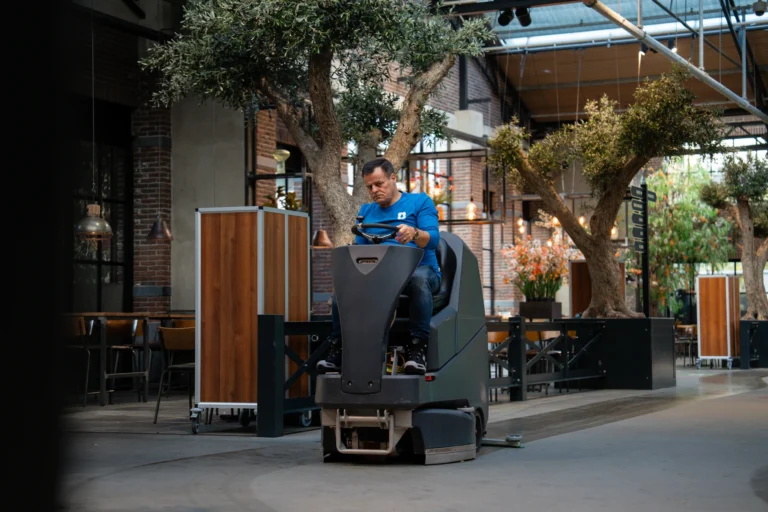 Schrobmachine in een winkel met planten