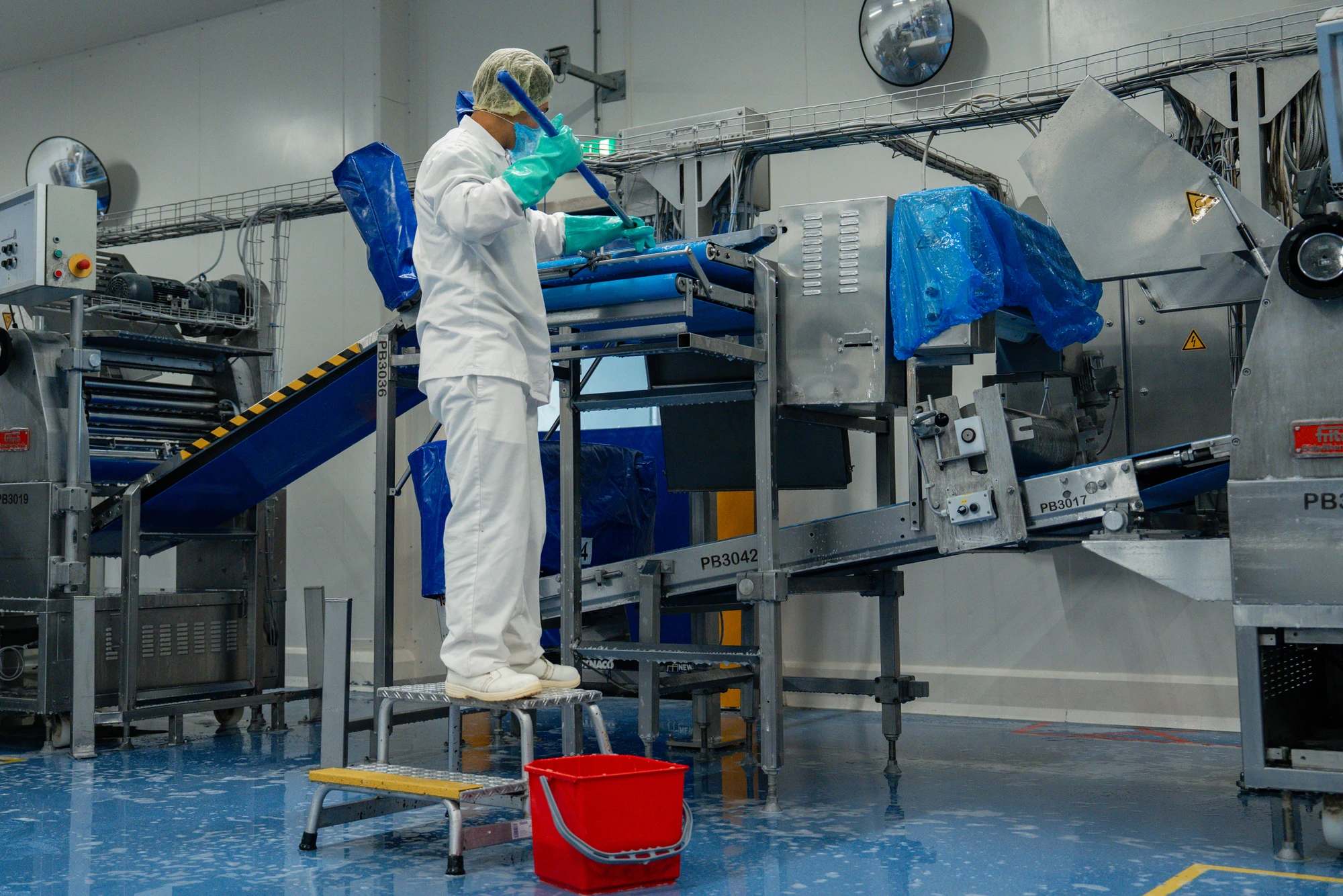 Productieruimte wordt gereinigd met hogedruk