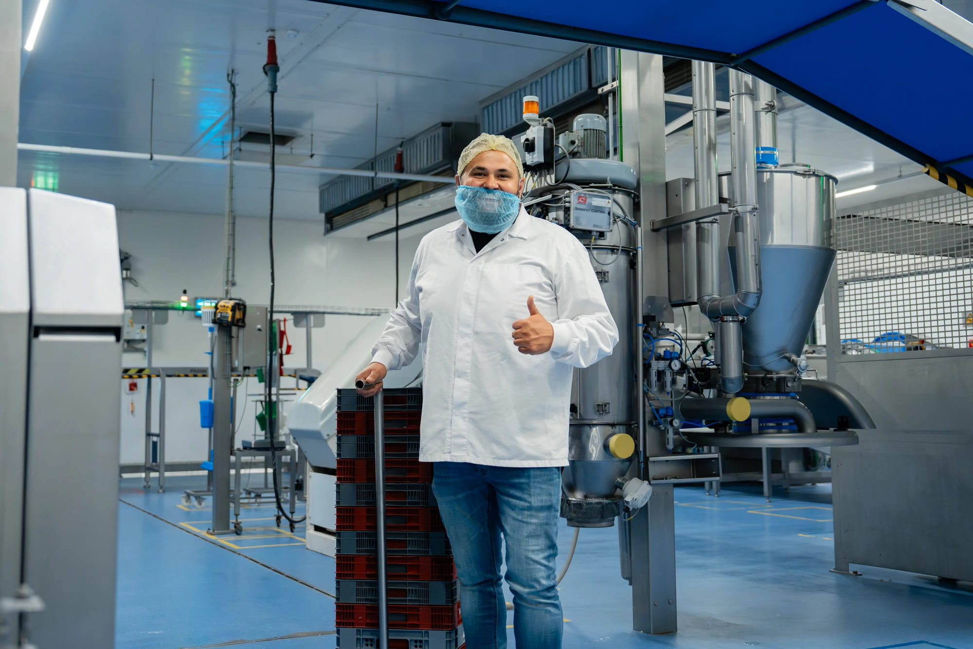 Medewerker van SMB Duiven in hygiënekleding in een productieruimte