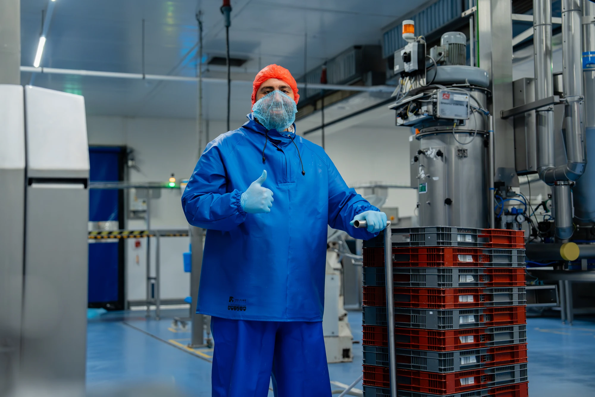 Medewerker in hygiënekleding in een productiehal