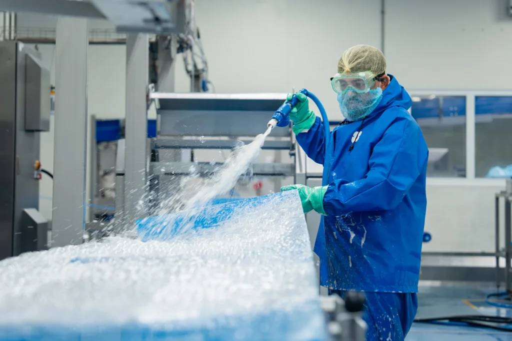 Productievloer wordt gereinigd met een hogedrukreiniger