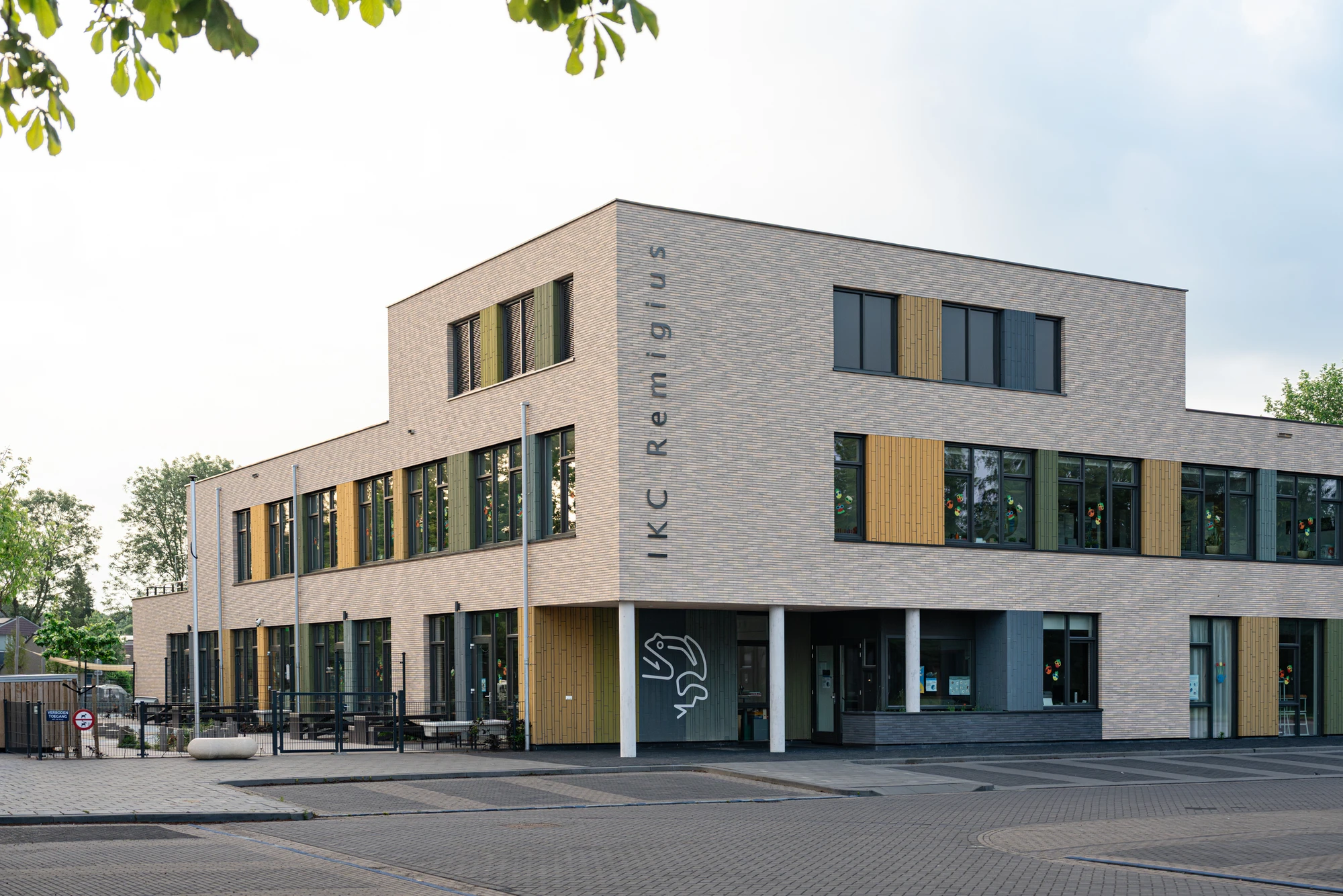 Schoolgebouw met een lichte gevel