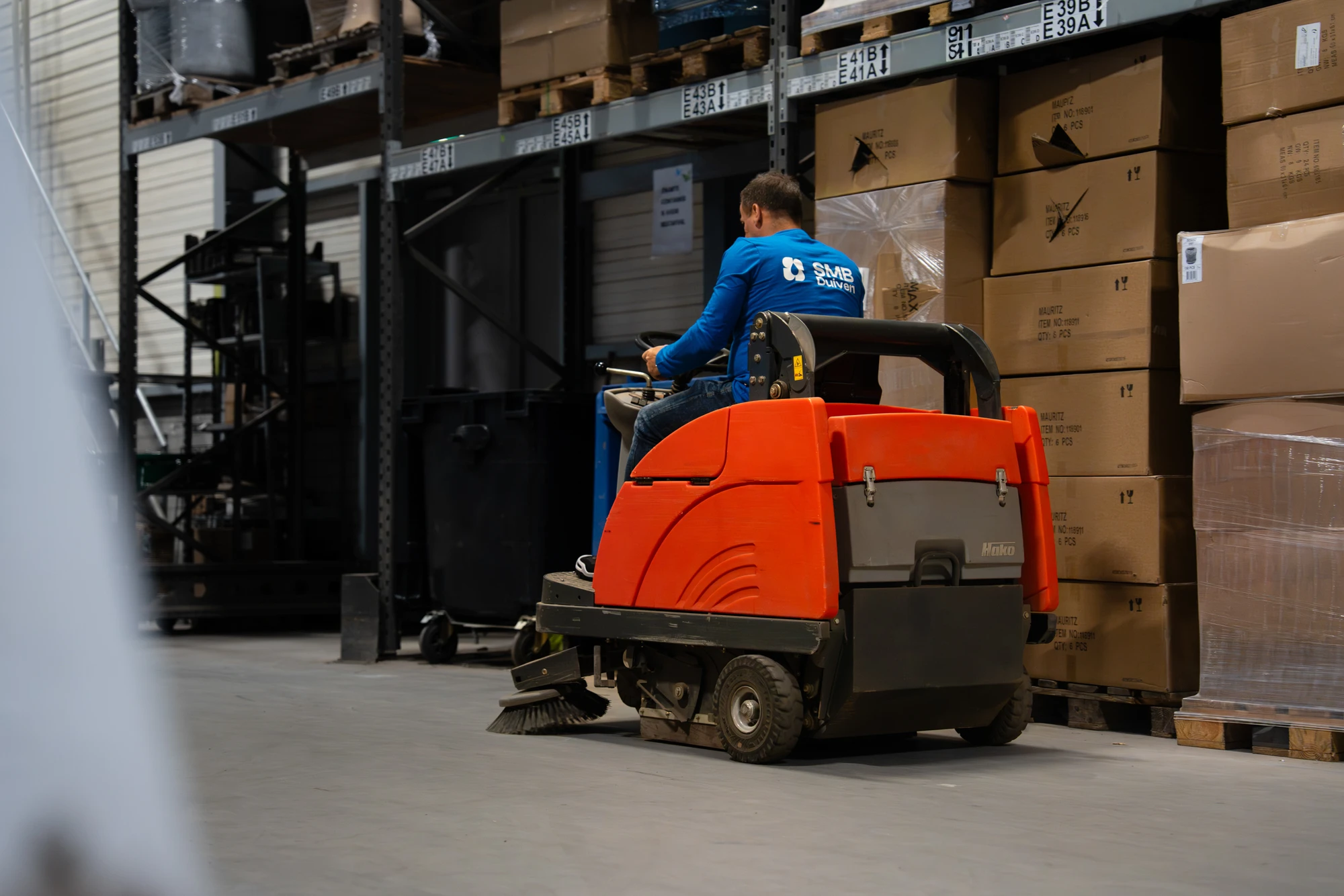 Veegmachine in een magazijn