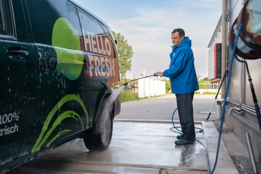 Medewerker van SMB Duiven reinigt een bedrijfsbus