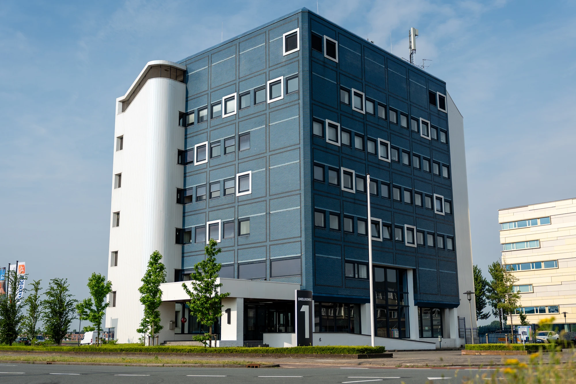 Hoog kantoorgebouw met glazen gevel