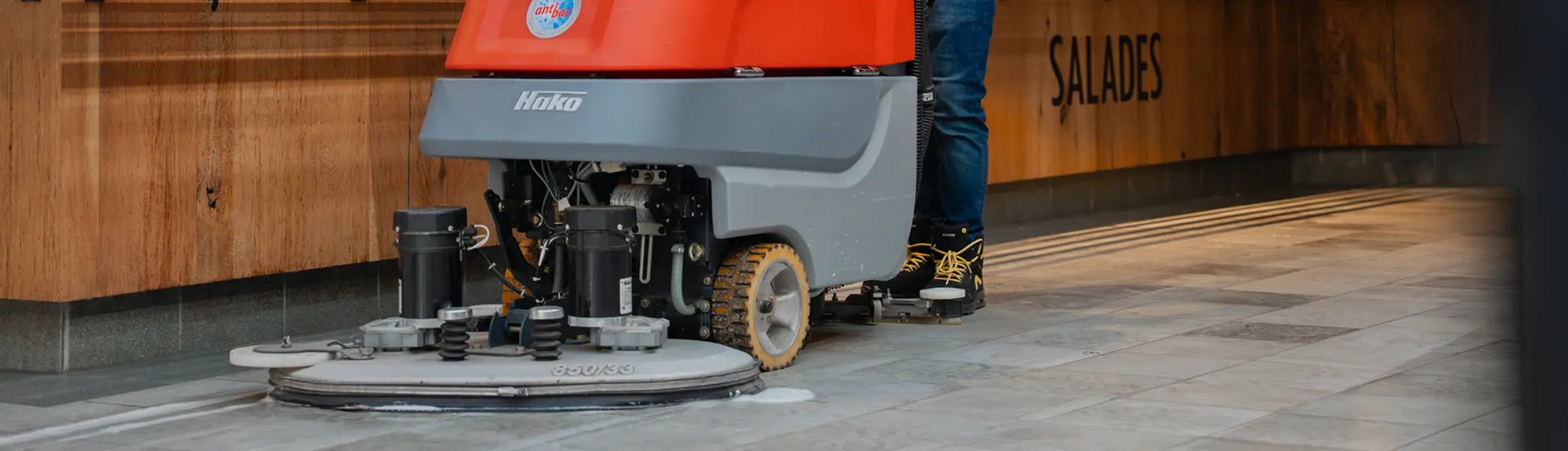 Schrobmachine reinigt een vloer